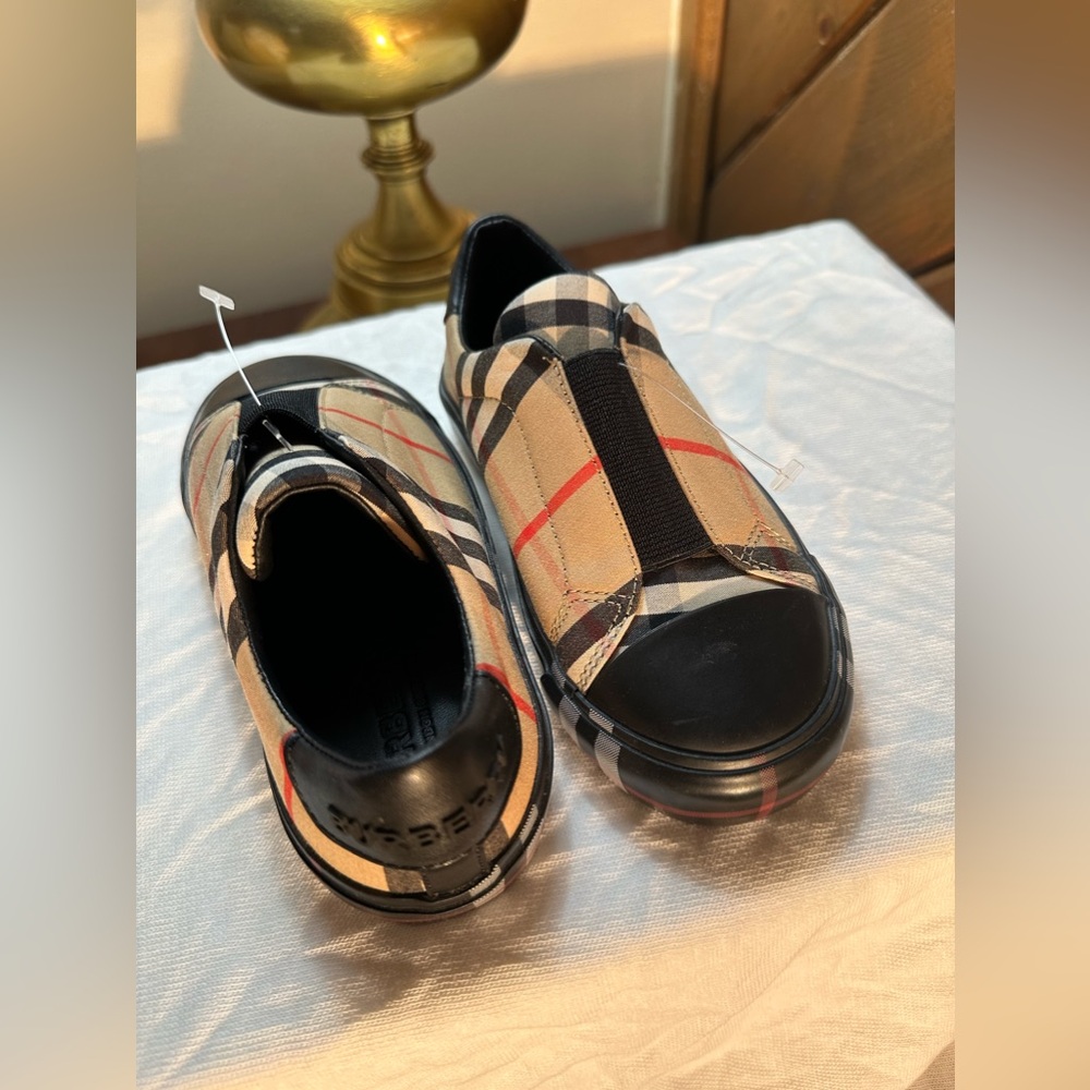 BURBERRY kids size 27 or size 9US toddler. Brand NEW